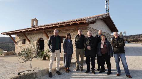 Representantes institucionales y municipales con la ermita de Santa Cecilia, detrás, ya rehabilitada Representantes institucionales y municipales con la ermita de Santa Cecilia, detrás, ya rehabilitada