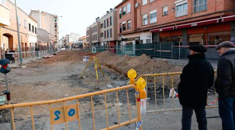 Dos vecinos observan el desarrollo de las obras en la avenida del Carmen de Ribaforada Dos vecinos observan el desarrollo de las obras en la avenida del Carmen de Ribaforada