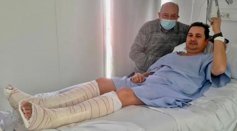 Manuel Mozota, ayer en la cama del hospital. Con él, su padre, el otorrino José Ramón Mozota Manuel Mozota, ayer en la cama del hospital. Con él, su padre, el otorrino José Ramón Mozota