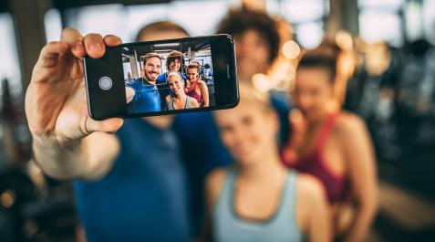 Selfie Varias personas se hacen un selfie en un gimnasio