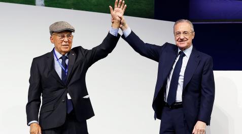 AmancioAmaro Florentino Pérez levanta la mano de Amancio Amaro tras ser nombrado nuevo presidente de Honor del Real Madrid en una imagen de octubre de 2022.