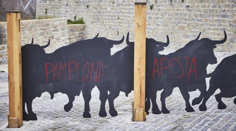 Toros en Pamplona Conjunto escultórico de Santo Domingo con la pintada.