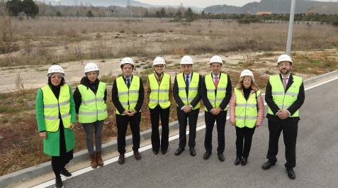 accionaplug-sanguesa-hidrogeno-verde De izquierda a derecha: La directora de Industria, Energía y Proyectos Estratégicos S4, Uxue Itoiz; la alcaldesa de Sangüesa, Lucía Echegoyen; el consejero de Desarrollo Económico, Mikel Irujo; la presidenta de Navarra, María Chivite; el director ejecutivo de Acciona Energía y presidente de Accionaplug, Rafael Mateo; el director ejecutivo de AccionaPlug, Alan Ripa; la presidenta del Concejo de Rocaforte, María Eugenia Pérez Iriarte, y el director técnico de AccionaPlug, Rubén Román