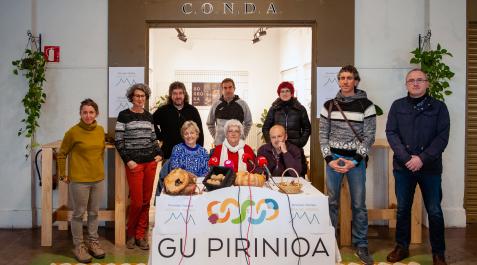 Representantes de la Mesa del Pirineo. Sentados, Amparo Viñuales, Mabel Cañada y Joxepe Irigarai. Representantes de la Mesa del Pirineo. Sentados, Amparo Viñuales, Mabel Cañada y Joxepe Irigarai