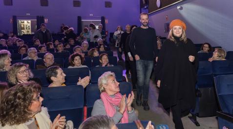 2023P_ EL DIRECTOR (36857738) La actriz Emma Suárez llega al Cine Moncayo de Tudela junto al director de ‘La consagración de la primavera’ Fernando Franco