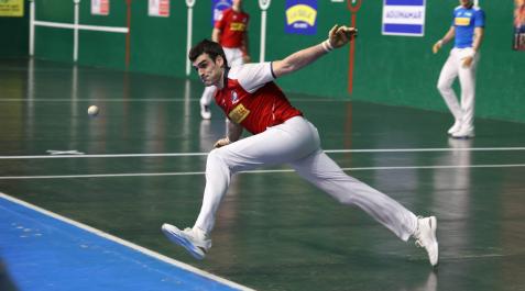 Joseba Ezkurdia trata de restar una pelota en el ancho este martes por la tarde en el Beotibar Joseba Ezkurdia