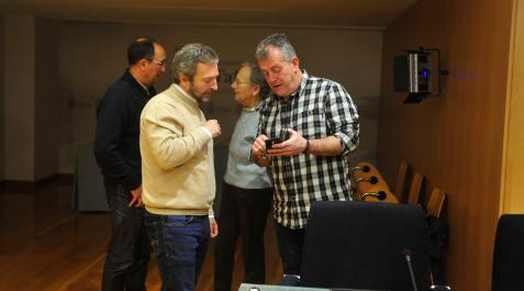 El alcalde de Tafalla, Jesús Arrizubieta, charla con el concejal Ignacio Moros, en primer término. Tras ellos, el interventor, Luis Ángel Autor, y la concejala Amaia Jaurrieta minutos antes de comenzar el pleno El alcalde de Tafalla, Jesús Arrizubieta, charla con el concejal Ignacio Moros, en primer término. Tras ellos, el interventor, Luis Ángel Autor, y la concejala Amaia Jaurrieta minutos antes de comenzar el pleno