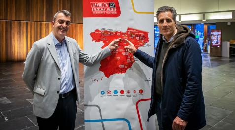 Javier Guillén y Miguel Induráin, antes de la presentación de las etapas en Baluarte.