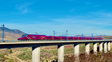 Un convoy de Avlo (Alta Velocidad Low Cost) de Renfe tras pasar por el túnel de Paracuellos, entre Calatayud y Zaragoza.