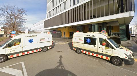 ambulancia Exterior del Hospital Parc Taulí de Sabadell (Barcelona)