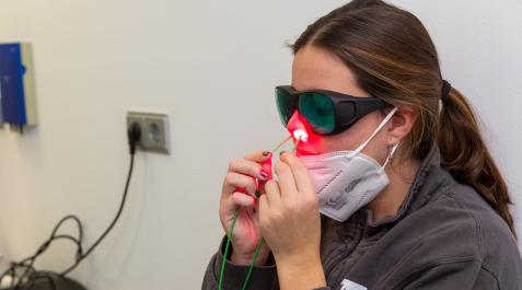 fotodesinfeccion-nasal-cun La tecnología de la fotodesinfección mediante terapia fotodinámica es un proceso indoloro que destruye el reservorio del Covid-19 en las fosas nasales
