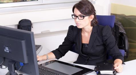 empleados-oficina Una empleada trabajando en una oficina