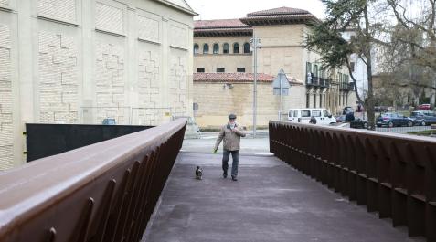 Los primeros peatones cruzando pasadas las nueve de la mañana
