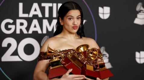 rosalia-grammy-latinos Rosalía posa con los premios recibidos, en la celebración de los últimos premios Grammy