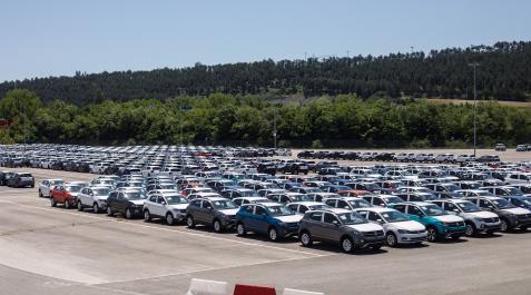 2020.11.17_Campa Miles de coches esperan la llegada de piezas para poder ser completados y entregados a la comercializadora