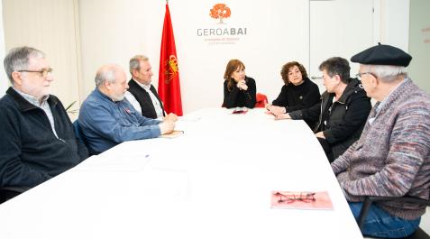 geroa-bai_reunion-plataforma-mayores-crisis La candidata de Geroa Bai a la Presidencia del Gobierno de Navarra, Uxue Barkos, y la portavoz de Derechos Sociales, Isabel Aranburu, con la Plataforma Mayores Frente a la Crisis