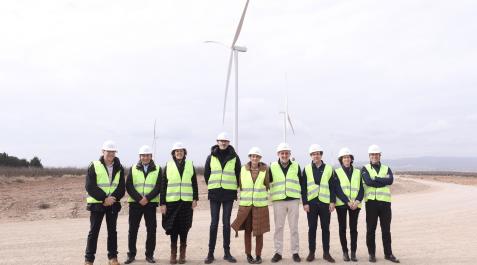 El alcalde de Murchante, Luis Sancho; el alcalde de Fontellas, Andrés Agorreta; la consejera de Desarrollo Rural, Itziar Gómez; el alcalde de Corella, Gorka García; la Presidenta, María Chivite; el director general de Enerfín, José Castellanos; el director de Producción, Manuel Vázquez; la responsable de Desarrollo en España, Rocío de la Revilla, y el subdirector de la Dirección Centro de Elecnor, Ricardo Atienza
