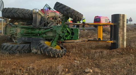 Un coche choca contra un tractor en Corella sin provocar daños personales Un coche choca contra un tractor en Corella sin provocar daños personales