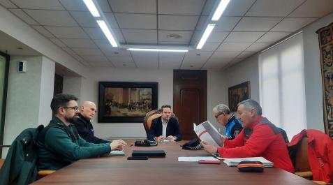 De izquierda a derecha: Alberto Bravo (Guardia Civil), Ramón Olloqui (Policía Nacional), Alejandro Toquero (alcalde de Tudela), Juan Cruz Ruiz (Policía Municipal) y José Luis Calvillo (Policía Foral) De izquierda a derecha: Alberto Bravo (Guardia Civil), Ramón Olloqui (Policía Nacional), Alejandro Toquero (alcalde de Tudela), Juan Cruz Ruiz (Policía Municipal) y José Luis Calvillo (Policía Foral)