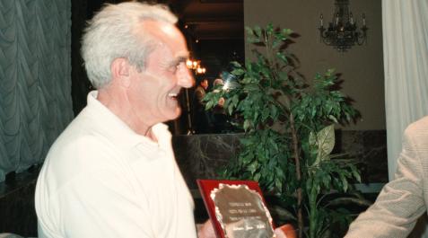 'Pololo' recibe el premio a los cincuenta años de trabajo en el Artajonés 'Pololo' recibe el premio a los cincuenta años de trabajo en el Artajonés