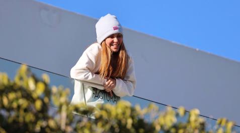 shakira casa barcelona Shakira saluda a sus fans desde el balcón de su casa de Barcelona