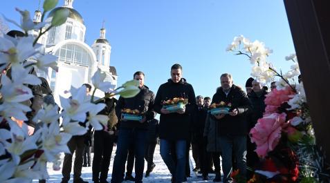 visita-sanchez-ucrania El presidente del Gobierno, Pedro Sánchez, realiza una ofrenda floral a los caídos en la guerra de Ucrania durante su visita el barrio de Irpin en Bucha, cerca de Kiev