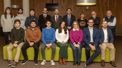 premiosDATAI El director del Instituto de Ciencia de Datos e Inteligencia Artificial de la Universidad de Navarra DATAI, Jesús López Fidalgo, con los investigadores premiados, Miguel Valencia y Francisco Planes, y sus equipos