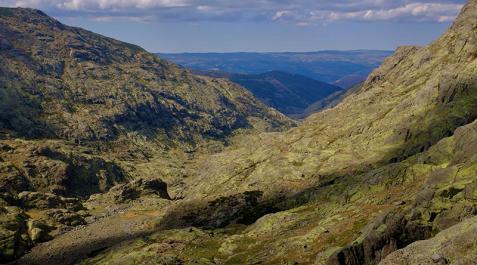 Un batolito en la sierra de Gredos generado a partir de eventos magmáticos posteriores a la colisión entre continentes