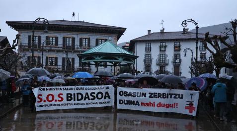 Lesaka Instantánea de la concentración en la plaza Zaharra, de Lesaka, por un servicio sanitario digno.