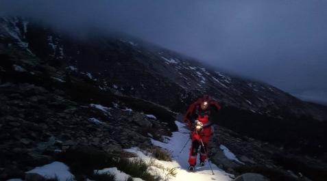 Uno de los bomberos que participó en la operación de rescate asciende al Moncayo bajo la niebla Moncayo