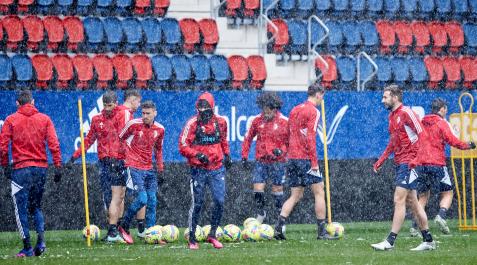 Ejercicios de calentamiento de los jugadores rojillos bajo la nieve Entrenamiento