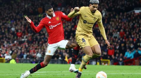 Marcus Rashford y Ronald Araujo, en un momento del partido