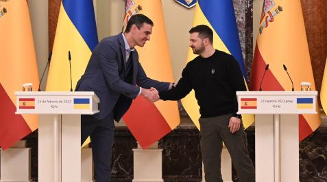 SANCHEZ-ZELENSKI El presidente del Gobierno, Pedro Sánchez, saluda al presidente de Ucrania, Volodímir Zelenski en Kiev