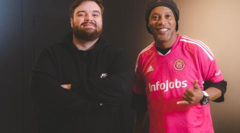 ronaldinho-ibai-llanos-porcinos Ibai Llanos posa junto a Ronaldinho, el nuevo fichaje para su equipo Porcinos F.C. de la Kings League