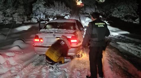 Los trabajos para liberar a los vehículos de la nieve duraron más de tres horas Los trabajos para liberar a los vehículos de la nieve duraron más de tres horas