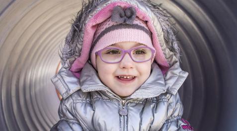 Niña con gafas Niña con gafas