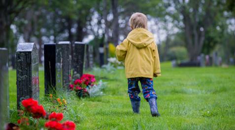 CEMENTERIO-NINO-MUERTE Hasta aproximadamente los 2 años, los niños no reconocen la muerte como parte de la vida y no entienden lo que significa morir