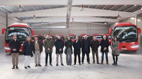 AUTOBUSES-RIBERA-BAJA La presidenta de Navarra, María Chivite; el consejero de Cohesión Territorial, Bernardo Ciriza; la directora general de Transportes y Movilidad Sostenible, Berta Miranda; el director general de Obras Públicas e Infraestructuras, Pedro López, así como representantes municipales de algunas localidades que serán atendidas por la nueva concesión de transportes