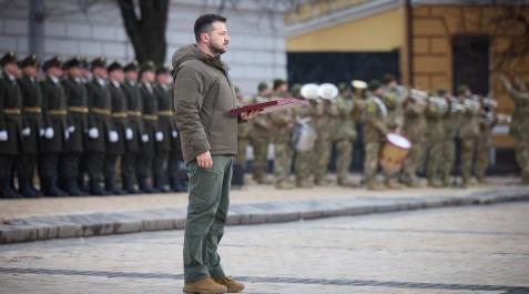 Ucrania-Zelenski Zelenski rinde homenaje a los