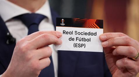 Real Sociedad Zoltan Gera sostiene la papeleta de la Real Sociedad en el sorteo
