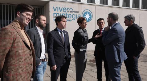 Pablo Ezkurra, concejal de desarrollo económico y empresarial del Ayuntamiento de Estella, el alcalde Mikel Leoz, el consejero Irujo, la presidenta Chivite, Rubén Folgado, Carlos Ros y Emilio López Estella