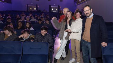 David Serrano, Rodrigo Díaz y Renata Hermida, con alumnos del colegio Anunciata de Tudela antes de la proyección. David Serrano, Rodrigo Díaz y Renata Hermida, con alumnos del colegio Anunciata de Tudela antes de la proyección.