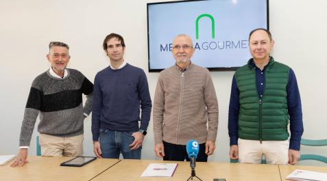 De izda. a dcha., Joaquín Aramendía, del patronato de la Fundación; Íñigo Clemos (empresa Enhol); Manuel Campillo (vicepresidente de la Fundación); y José Ángel Andrés (presidente Fundación Caja Navarra) De izda. a dcha., Joaquín Aramendía, del patronato de la Fundación; Íñigo Clemos (empresa Enhol); Manuel Campillo (vicepresidente de la Fundación); y José Ángel Andrés (presidente Fundación Caja Navarra)