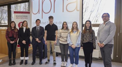 UPNA De izquierda a derecha: la ganadora del premio al mejor trabajo de fin de grado Anne Jiménez Fernández; la decana de la Facultad de Ciencias Económicas y Empresariales de la UPNA, Sandra Cavero Brújula; el consejero Mikel Irujo; los ganadores del concurso de comunicación audiovisual sobre educación financiera, los estudiantes del Colegio Nuestra Señora del Huerto Álvaro Vallés Val, Ane Bacaicoa Calvo, Natalia Tomczyk i Aisa y Ainhoa Ortega Liberal; y el decano del Colegio de Economistas de Navarra, Ángel Luis Chocarro Ábalos