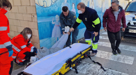 Mujer desvanecida en Tafalla Sanitarios y agentes de la Guardia Civil auxilian a la mujer que sufrió un desmayo