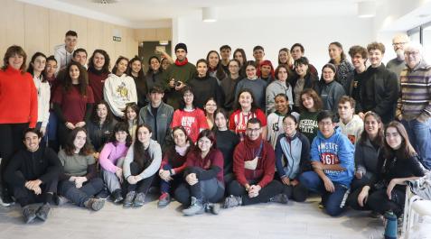 Ruta del Exilio La Consejera Ollo, junto a los jóvenes que han participado en Ruta del Exilio