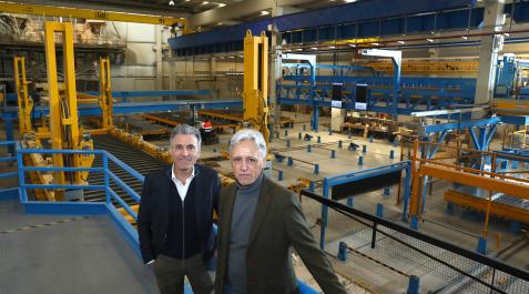viguetasHnos Los hermanos Javier y Luis Ilundáin posan junto a las instalaciones automatizadas capaces de producir hasta 1.000 m2 de muro doble
