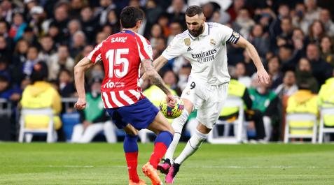 Karim Benzema y Savic, en un momento del partido disputado en el Bernabéu Karim Benzema y Savic, en un momento del partido disputado en el Bernabéu