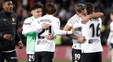 Los jugadores del Valencia celebran la victoria tras el partido de la jornada 23 de LaLiga que Valencia CF y Real Sociedad