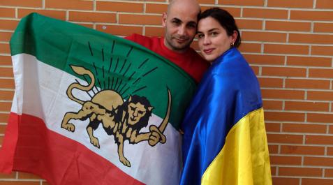 Elena y Sami, con las banderas de sus países, Ucraniana e Irán, en el barrio pamplonés de la Rochapea Elena y Sami, con las banderas de sus países, Ucraniana e Irán, en el barrio pamplonés de la Rochapea